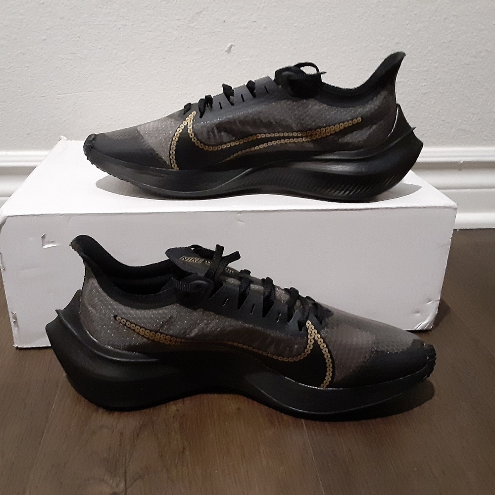 Nike - Picture 2 of 4